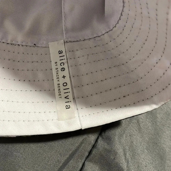 Alice + Olivia AO X FABFITFUN Reversible Daisy Print Bucket Hat One Size - Picture 6 of 11